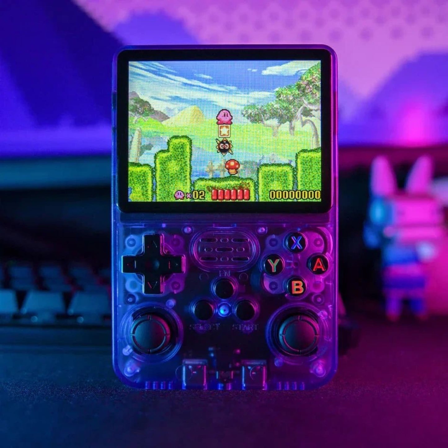 Consola R36S encendida en fondo estilo retro-gamer iluminado