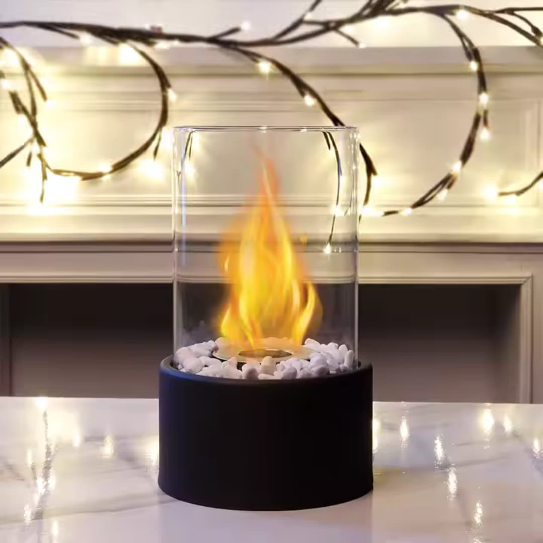 Chimenea de bioetanol encendida en comedor moderno, decoración elegante sin electricidad