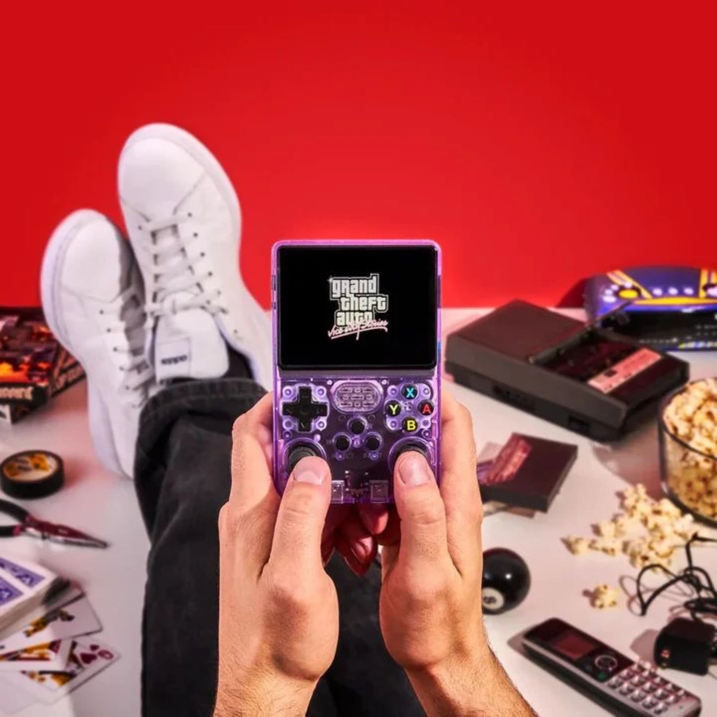 Empaque elegante de la R36S indicando 64 GB de juegos y emuladores