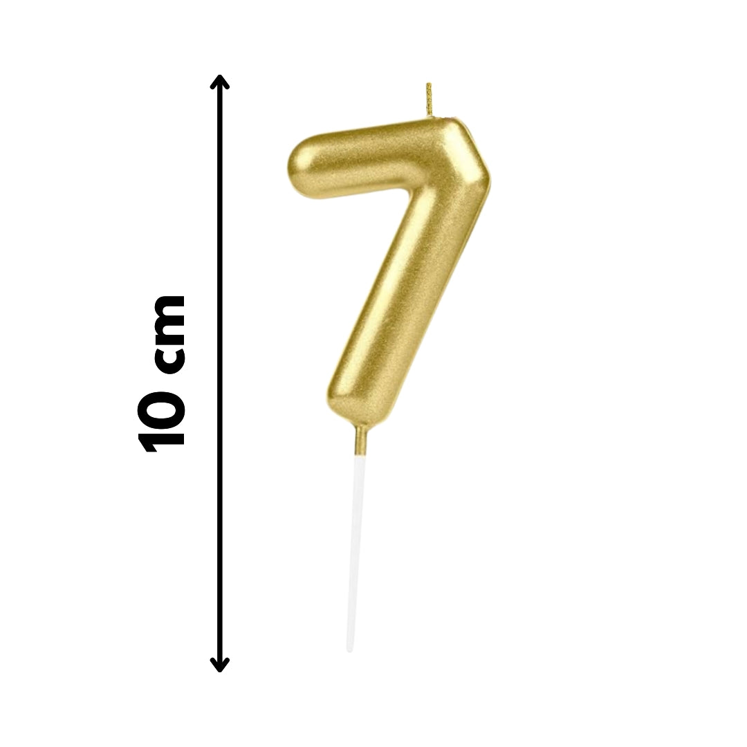 Vela número 7 dorada metálica con base plástica, segura y estable sobre pasteles