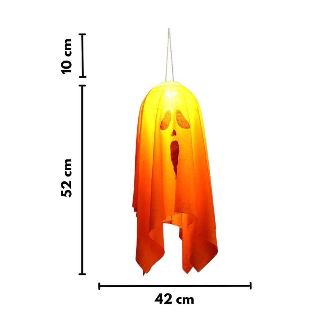 Linterna fantasma naranja colgada en rama con luces de fiesta