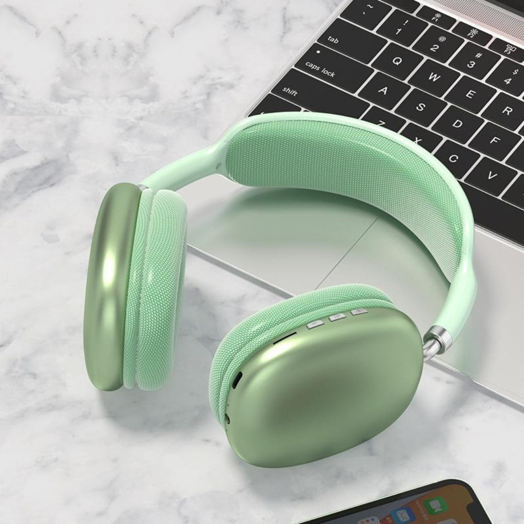 Vista lateral de auriculares Bluetooth verdes colocados sobre su base