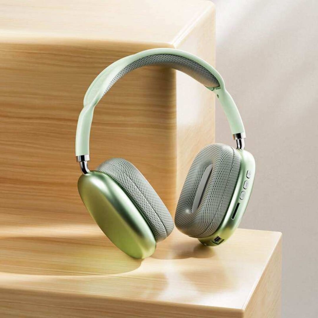 Auriculares inalámbricos P9 Pro Max verdes en uso con fondo desenfocado