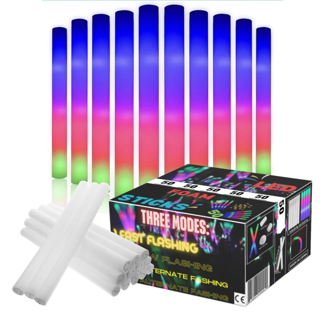 Palos de espuma LED multicolor encendidos en ambiente festivo