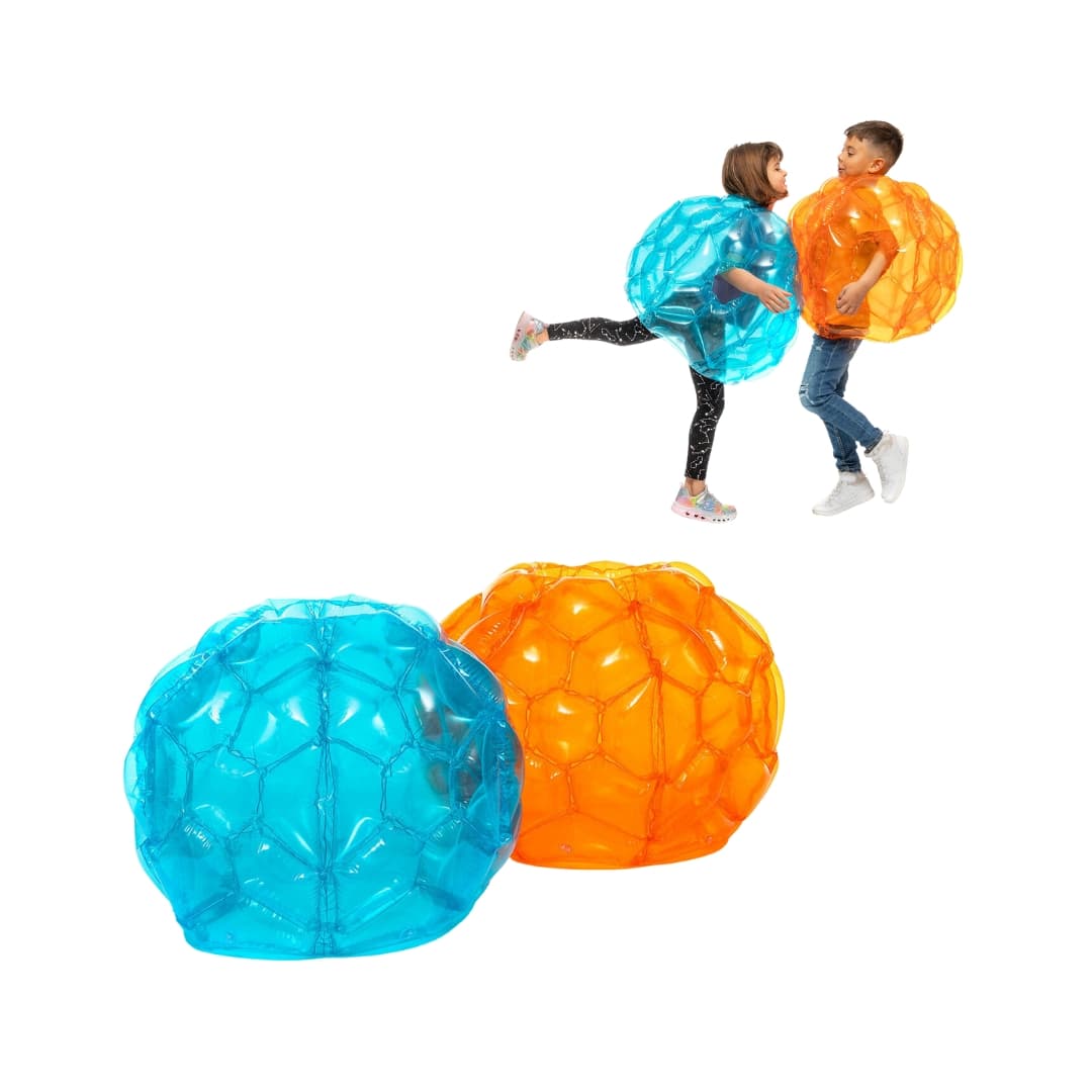 Niños jugando al aire libre con pelotas hinchables gigantes de 62 cm en colores azul y naranja