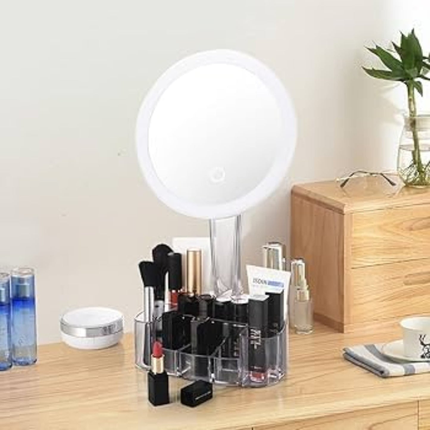 Detalle táctil del control de brillo y cambio de tono de luz en espejo LED cosmético