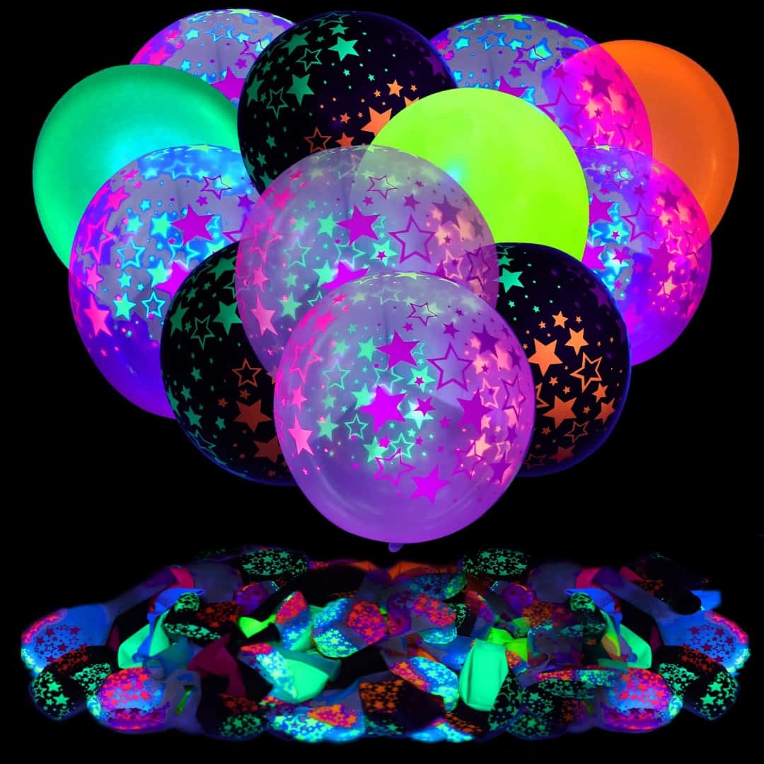 Decoración UV nocturna con globos de neón colgando en fiesta temática