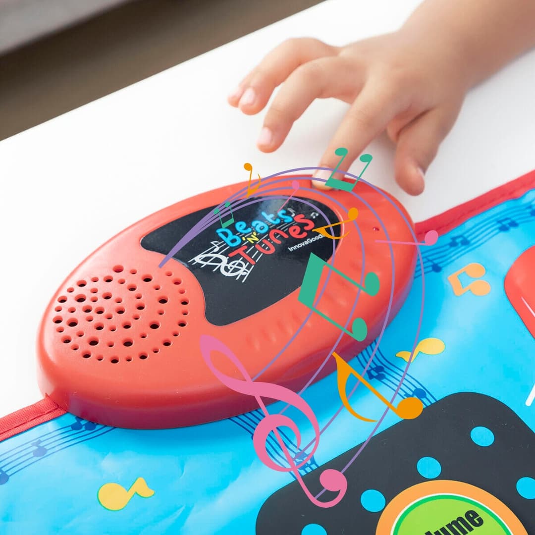 Niños tocando piano y batería simultáneamente en tapete musical multicolor