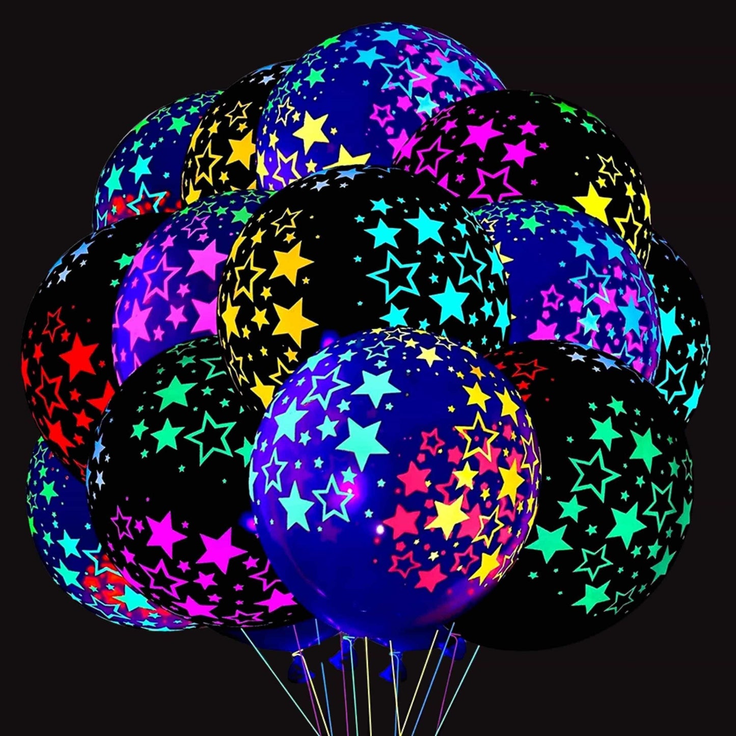 Globos fluorescentes de 30 cm decorando un salón con luz ultravioleta