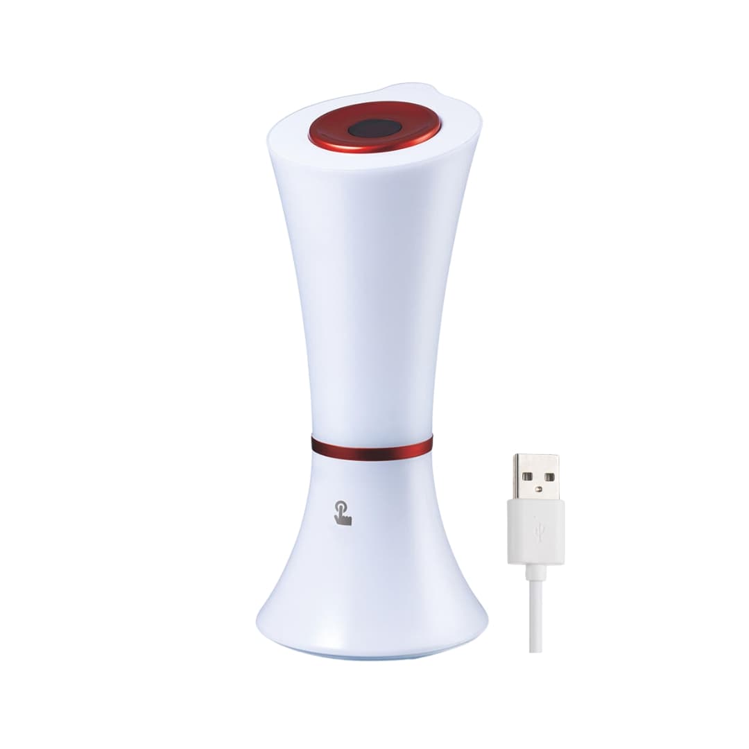Mano activando la lámpara táctil LED mediante sensor en la parte superior.
