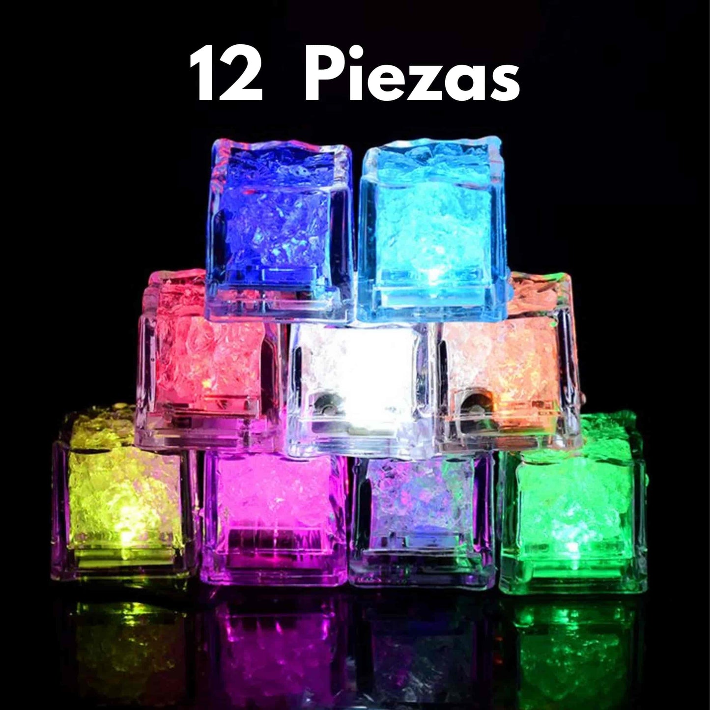 Detalle de cubitos de hielo LED activados por agua en vaso de cóctel