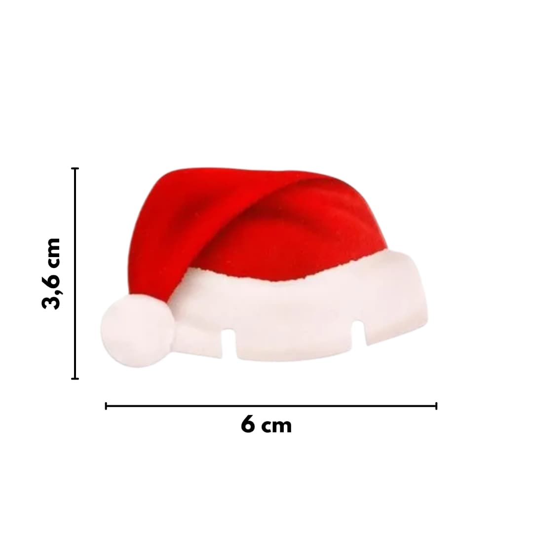 Detalle de mini gorros navideños colocados sobre copas de vino, creando un ambiente festivo y acogedor