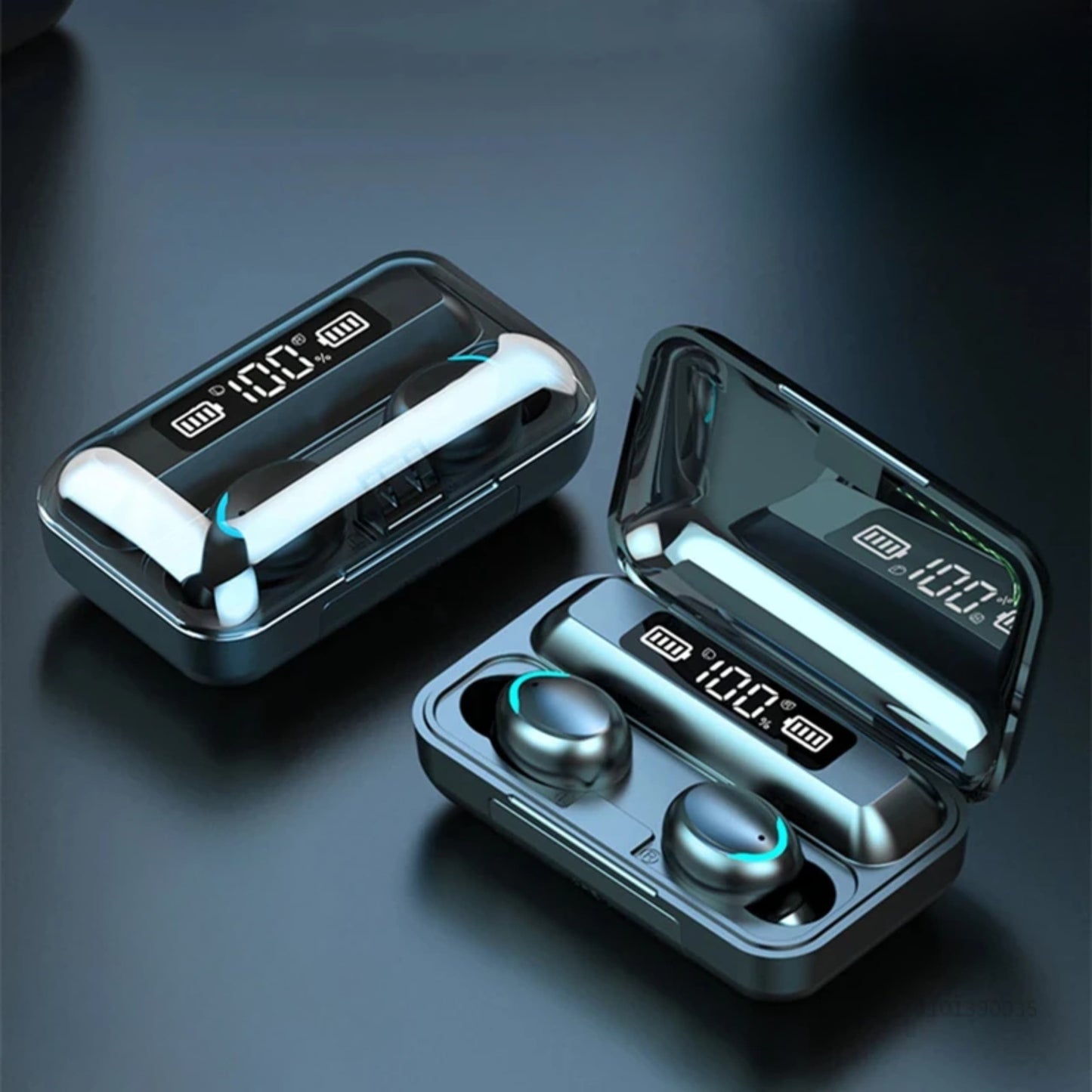 Persona usando los mini auriculares Bluetooth durante una actividad diaria, resaltando su tamaño discreto.