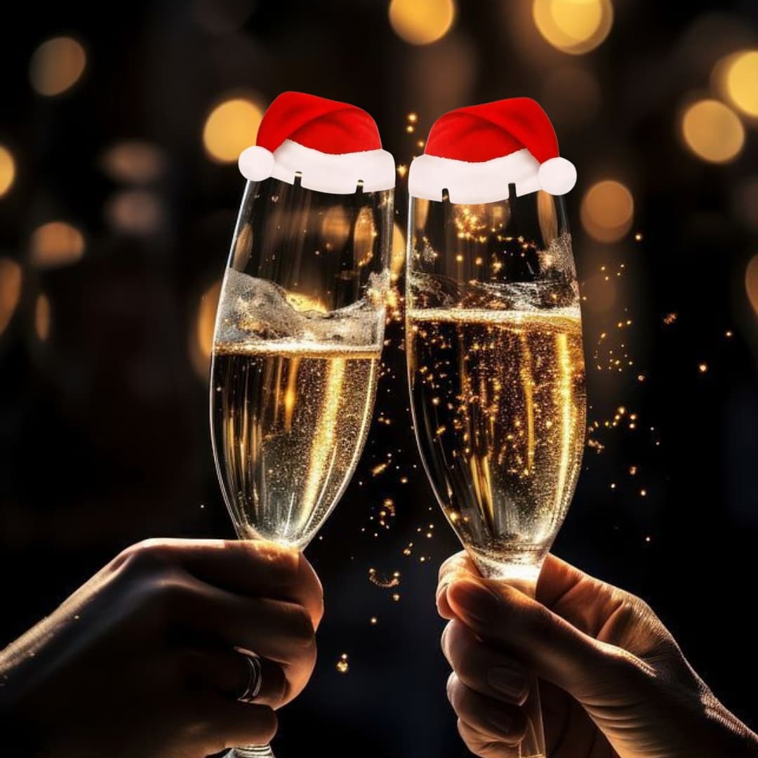 Ambiente festivo con mini gorros de Santa decorando copas en celebración con amigos