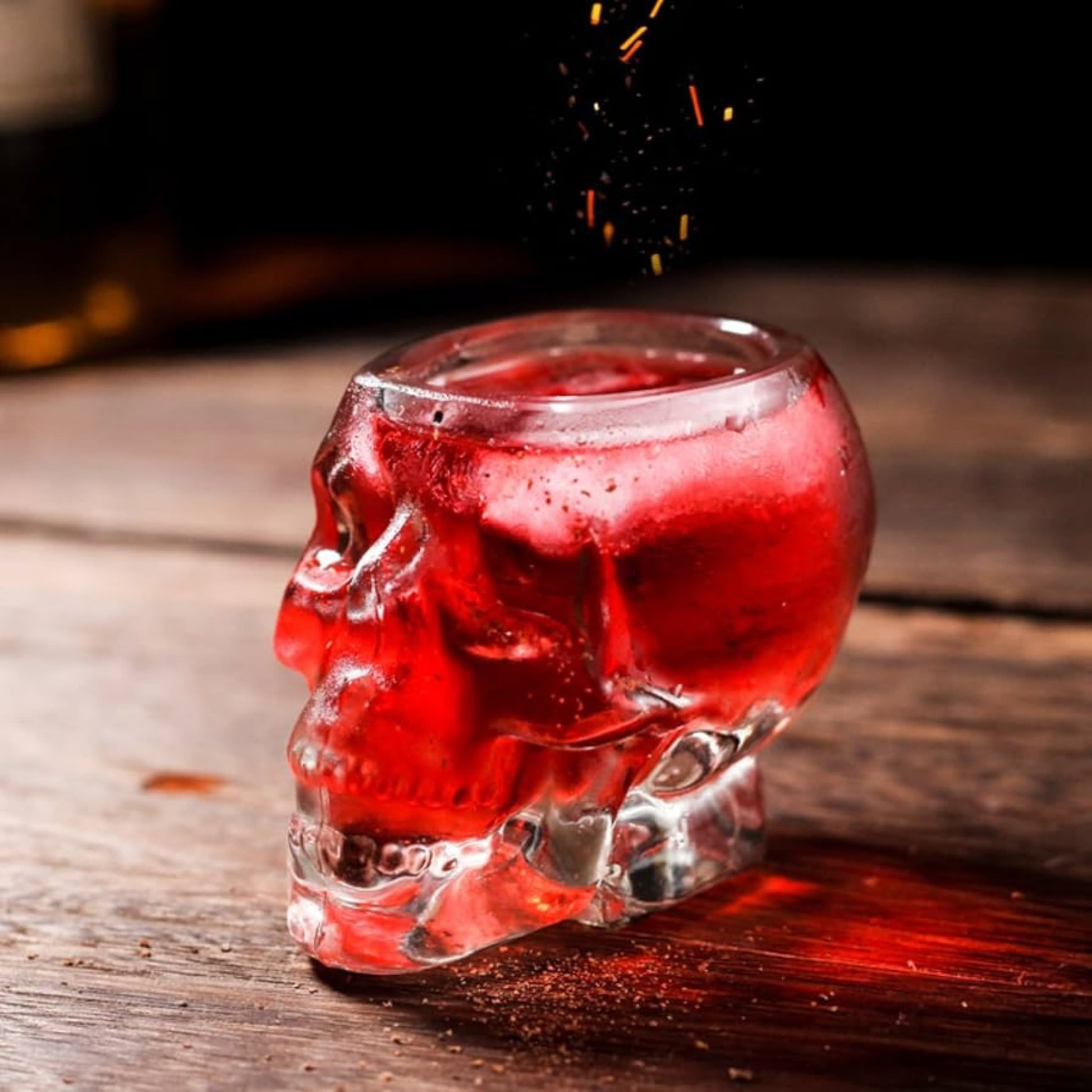 Detalle del relieve de calavera esculpida dentro del vaso de vidrio