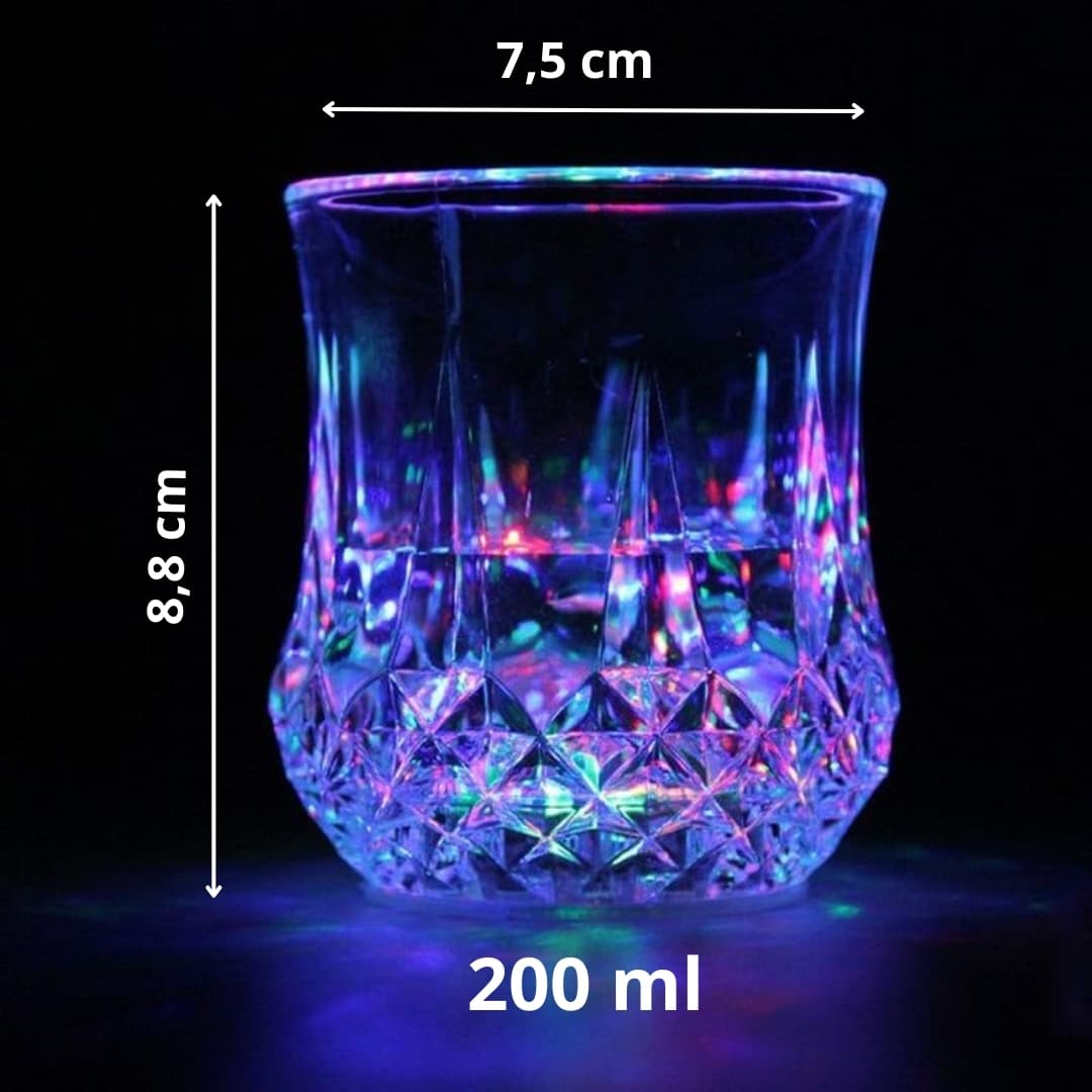 Detalle de vaso LED IllumiNex mostrando activación automática al contacto con líquido