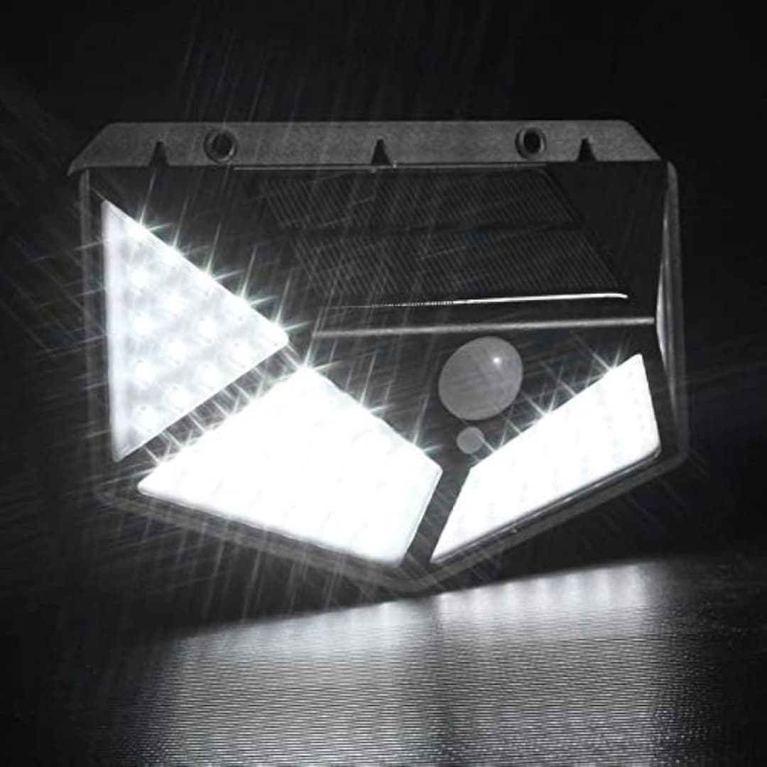 Detalle del panel solar integrado en lámpara LED exterior resistente al agua