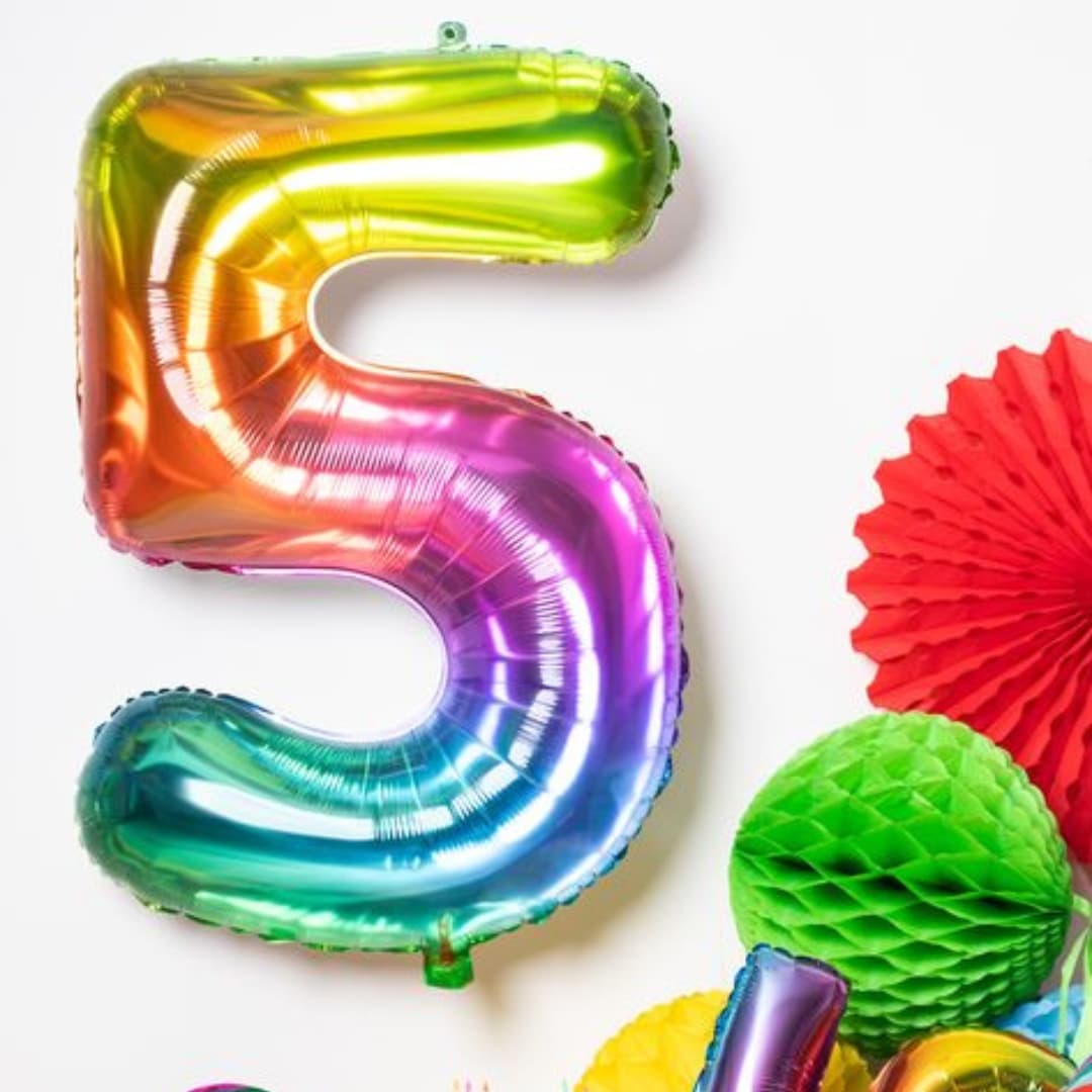 Globo metálico número 5 usado en decoración de fiesta infantil temática brillante