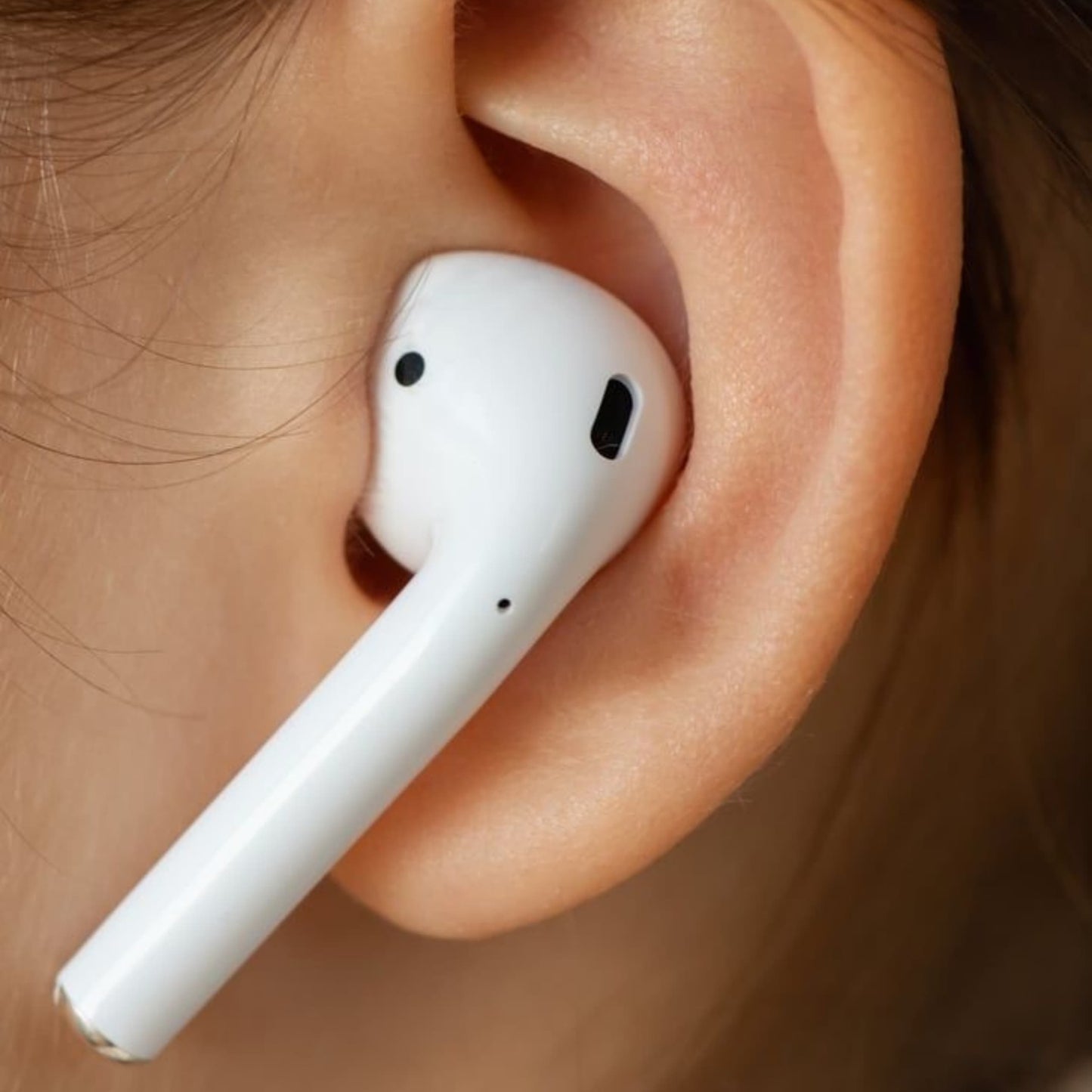 Auriculares i12 TWS cargando dentro del estuche mediante conector Lightning