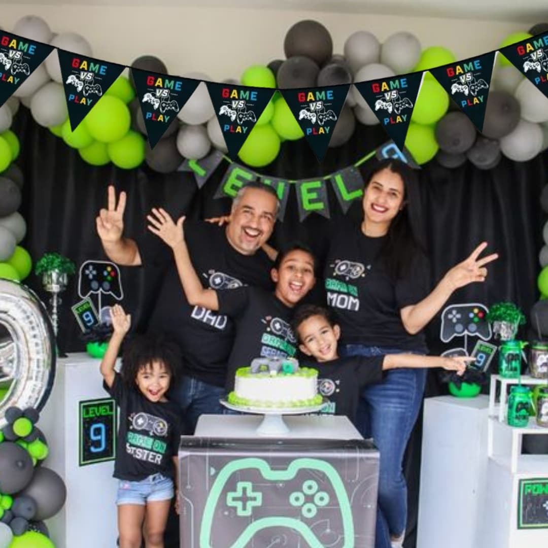 Detalle de banderín gamer con fondo negro y gráficos de videojuegos, resistente a la humedad