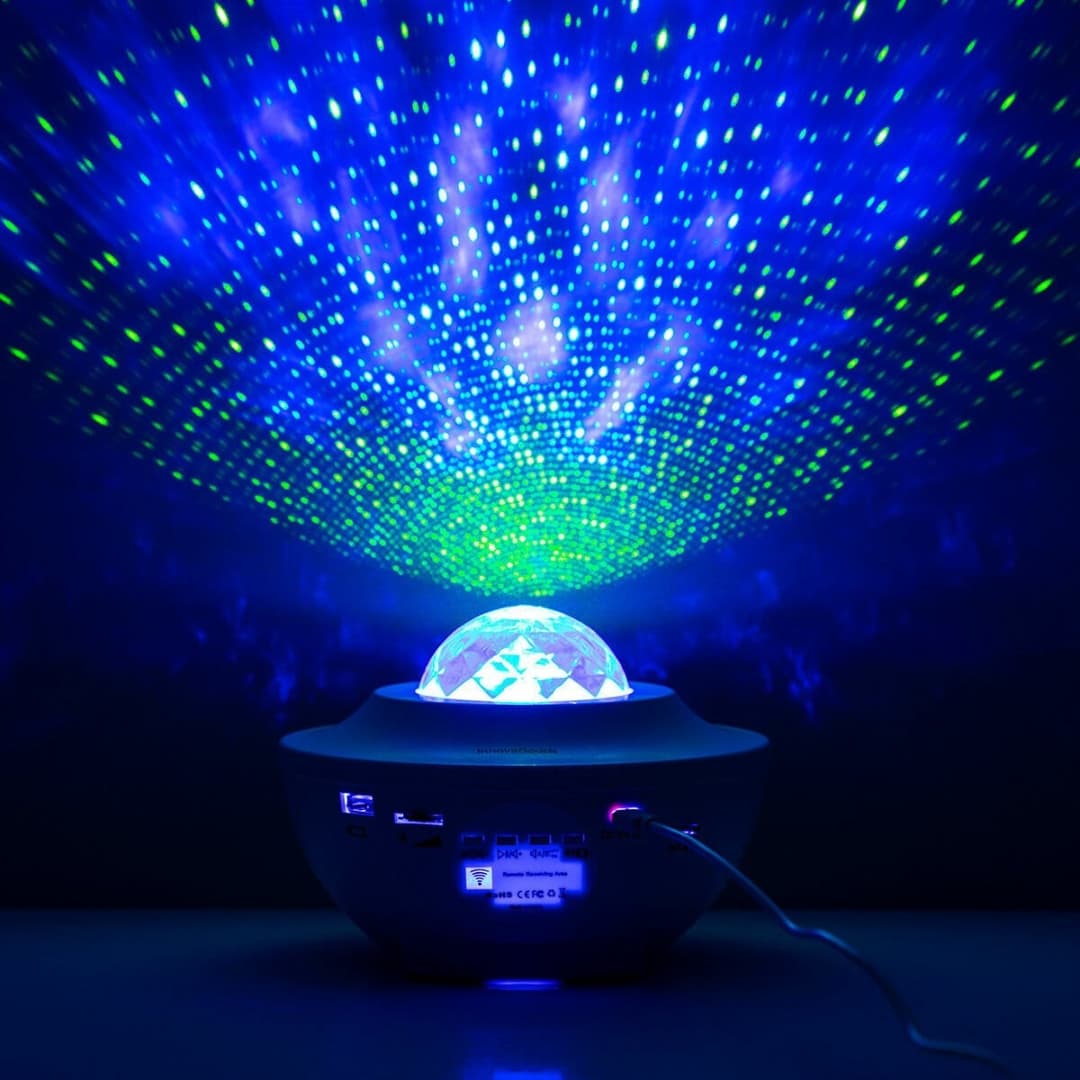 Proyector estrellas LED reproduciendo música por Bluetooth en habitación ambientada