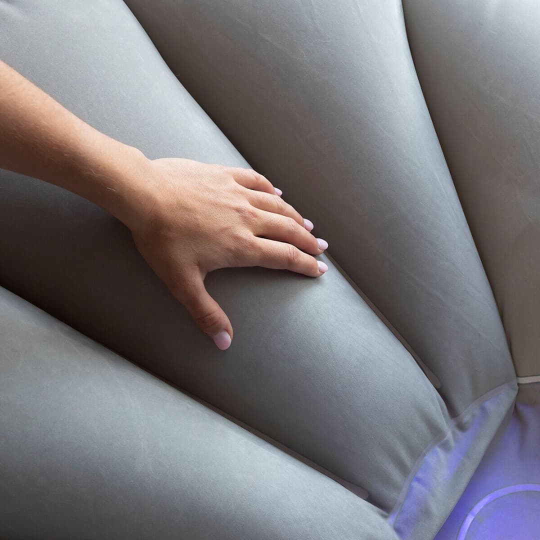 Sillón hinchable con luz LED multicolor junto a piscina al atardecer