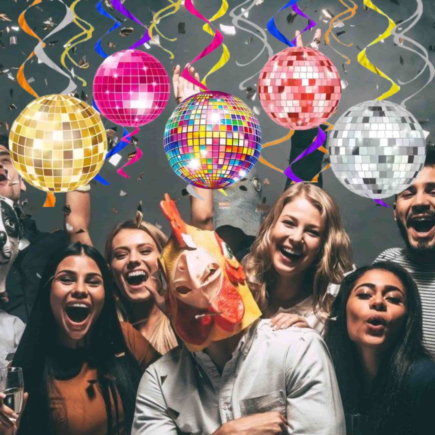Combinación de bolas de espejo y espirales colgantes decorando un salón de fiestas con temática disco