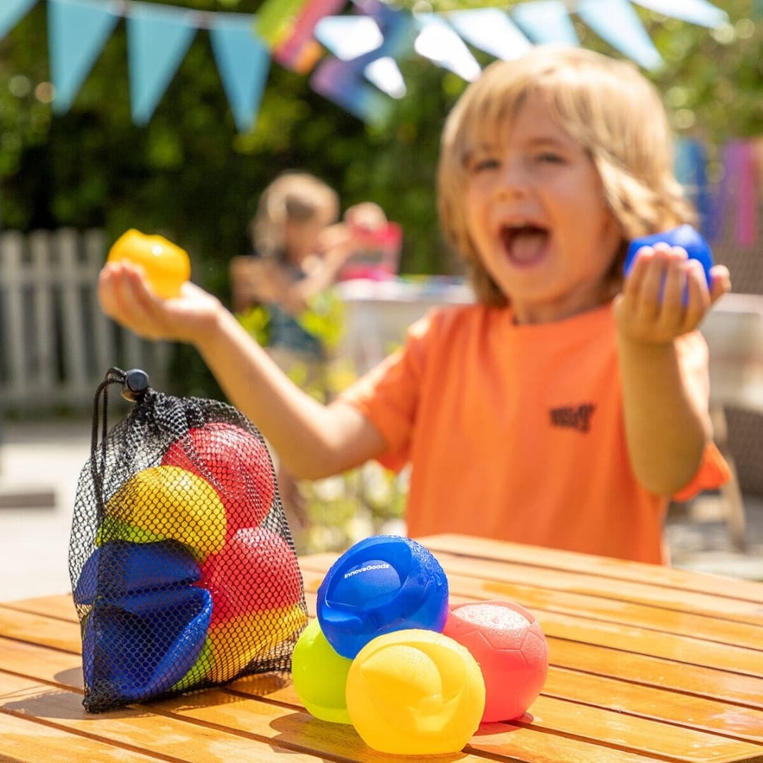 Niños jugando al aire libre con globos de agua reutilizables de silicona multicolor