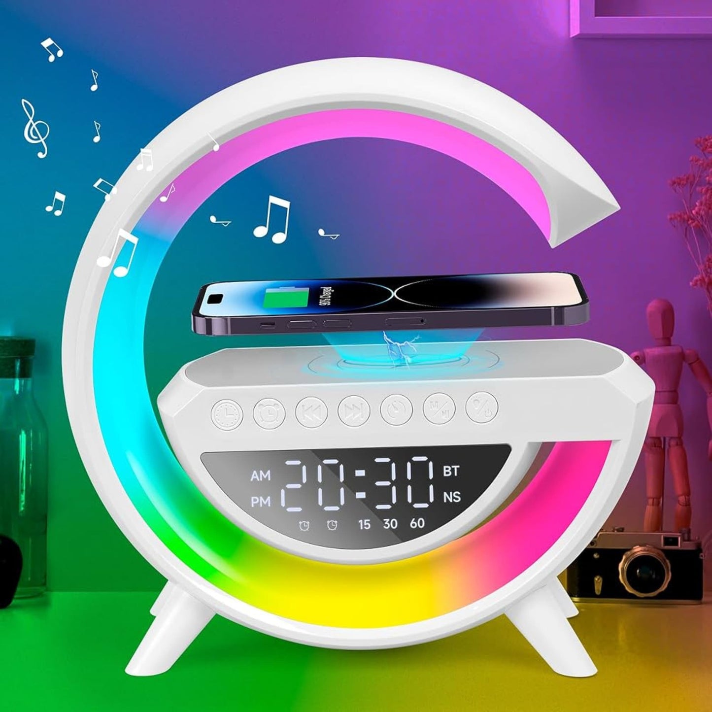 Lámpara G‑3.0 encendida sobre mesa de escritorio con ambiente cálido