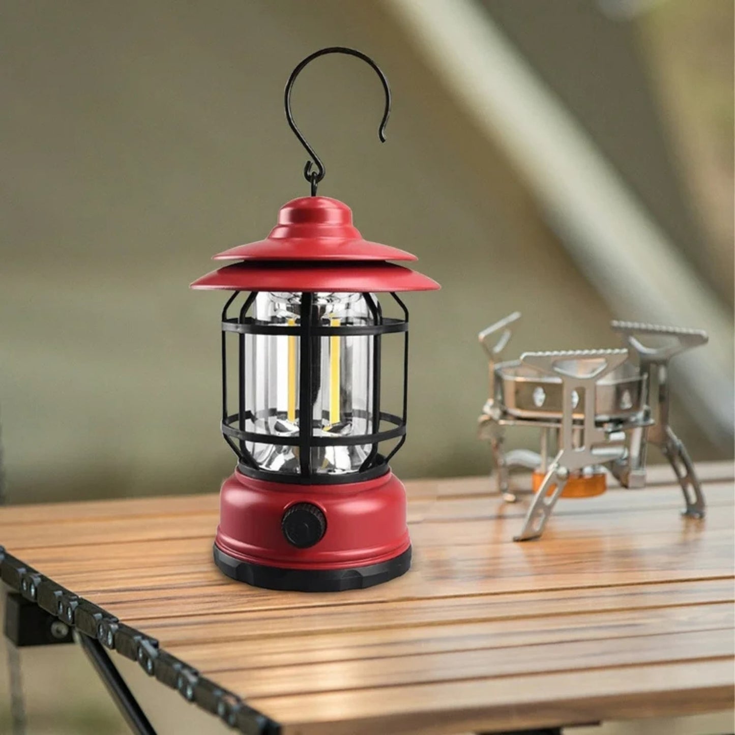 Farol recargable USB-C IP54 colgado iluminando una mesa en terraza
