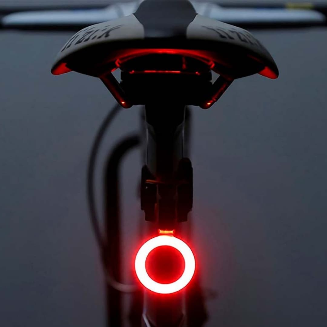 Vista lateral de la luz LED trasera instalada en tija de sillín de bicicleta urbana