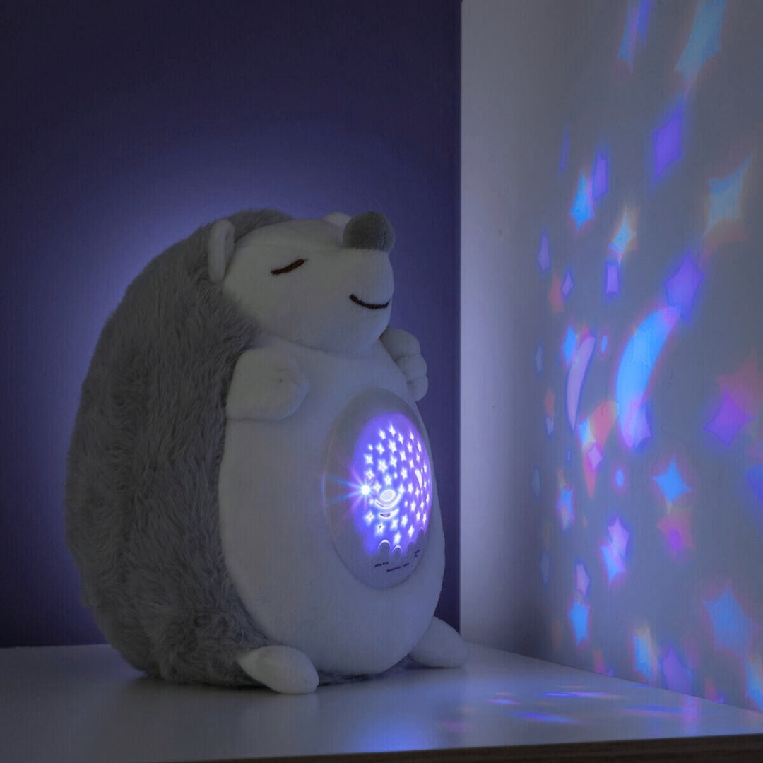 Vista lateral del peluche con botón de encendido y control de volumen