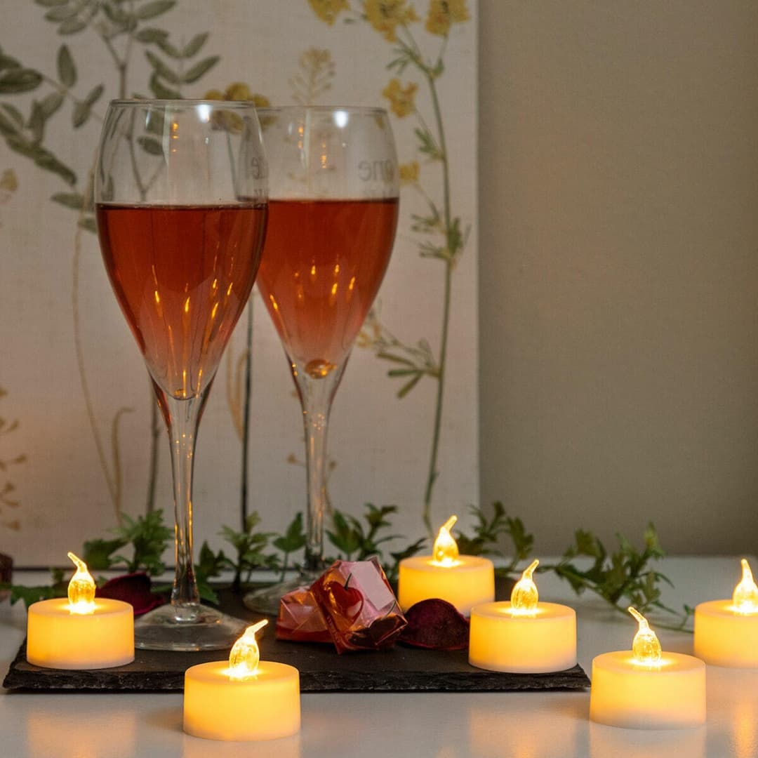 Velas LED decorativas encendidas, emitiendo luz cálida para ambientar cenas románticas
