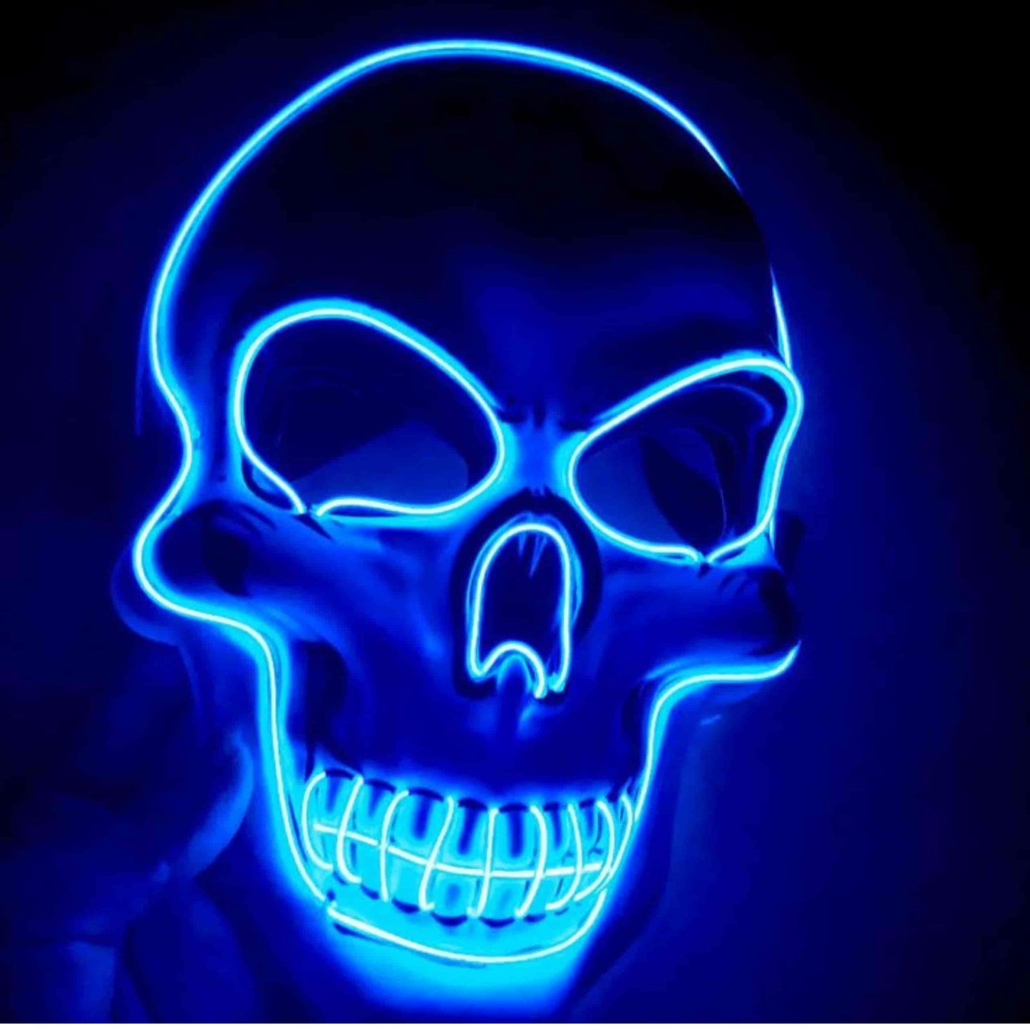 Detalle frontal de la máscara LED calavera LumiSkull Xtreme en color rosa, ideal para cosplay y eventos temáticos