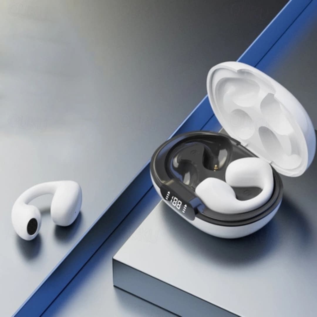 Auriculares open‑ear emitiendo sonido estéreo sin aislar ambiente
