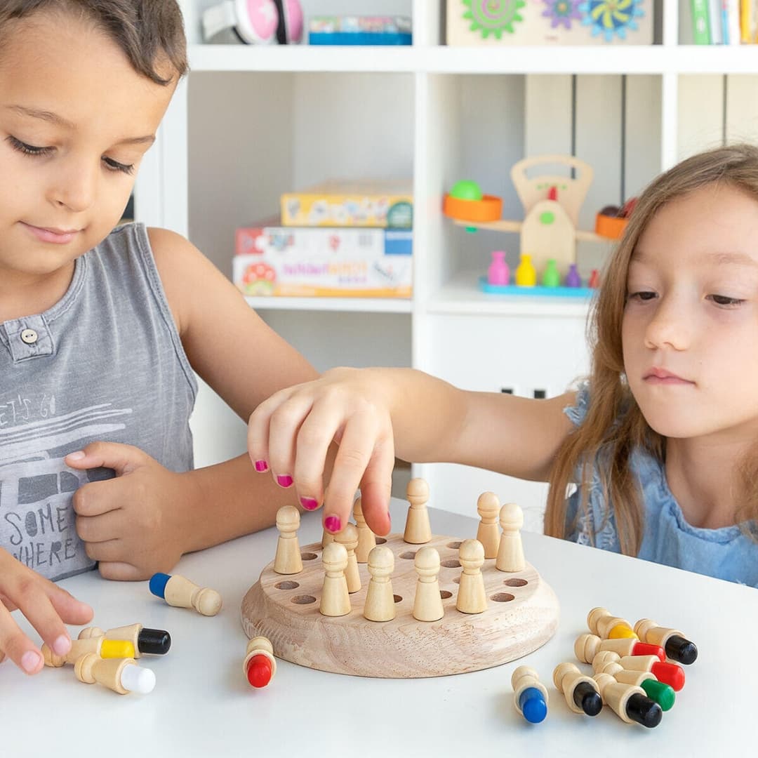 Niño jugando al ajedrez de memoria Montessori con dado de colores