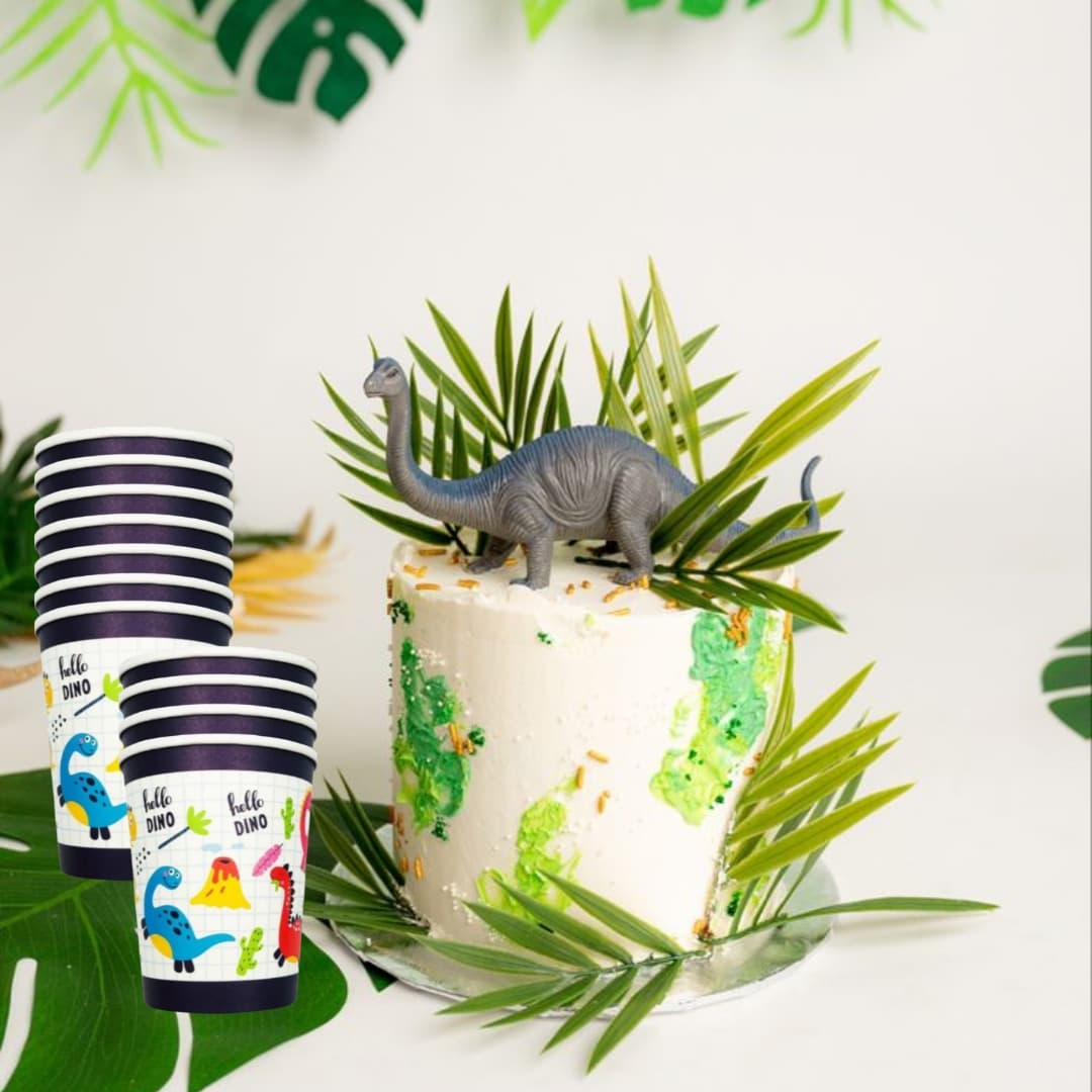 Detalle de vaso Hello Dino con diseño prehistórico en tonos verdes y azules, presentación cerrada