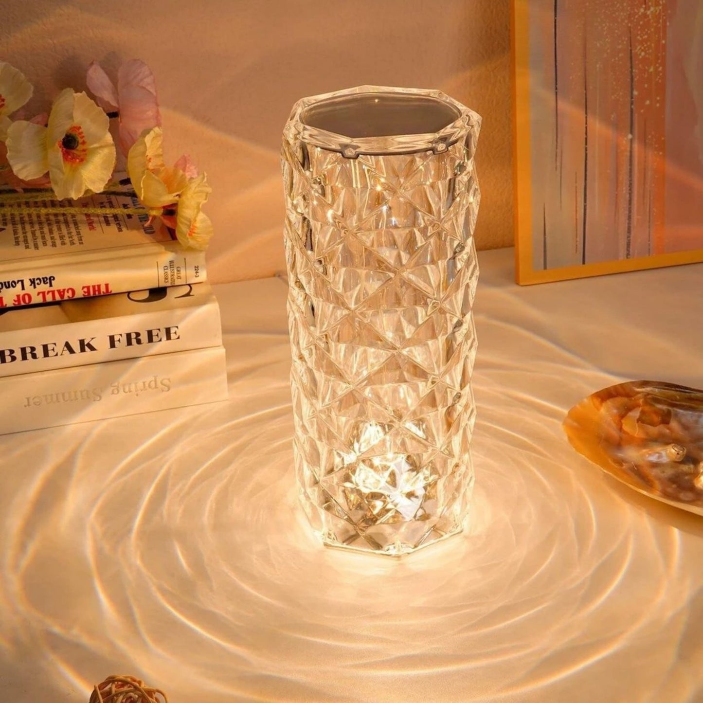Detalle de la lámpara LED rosa con diseño de rosas y luz ambiental