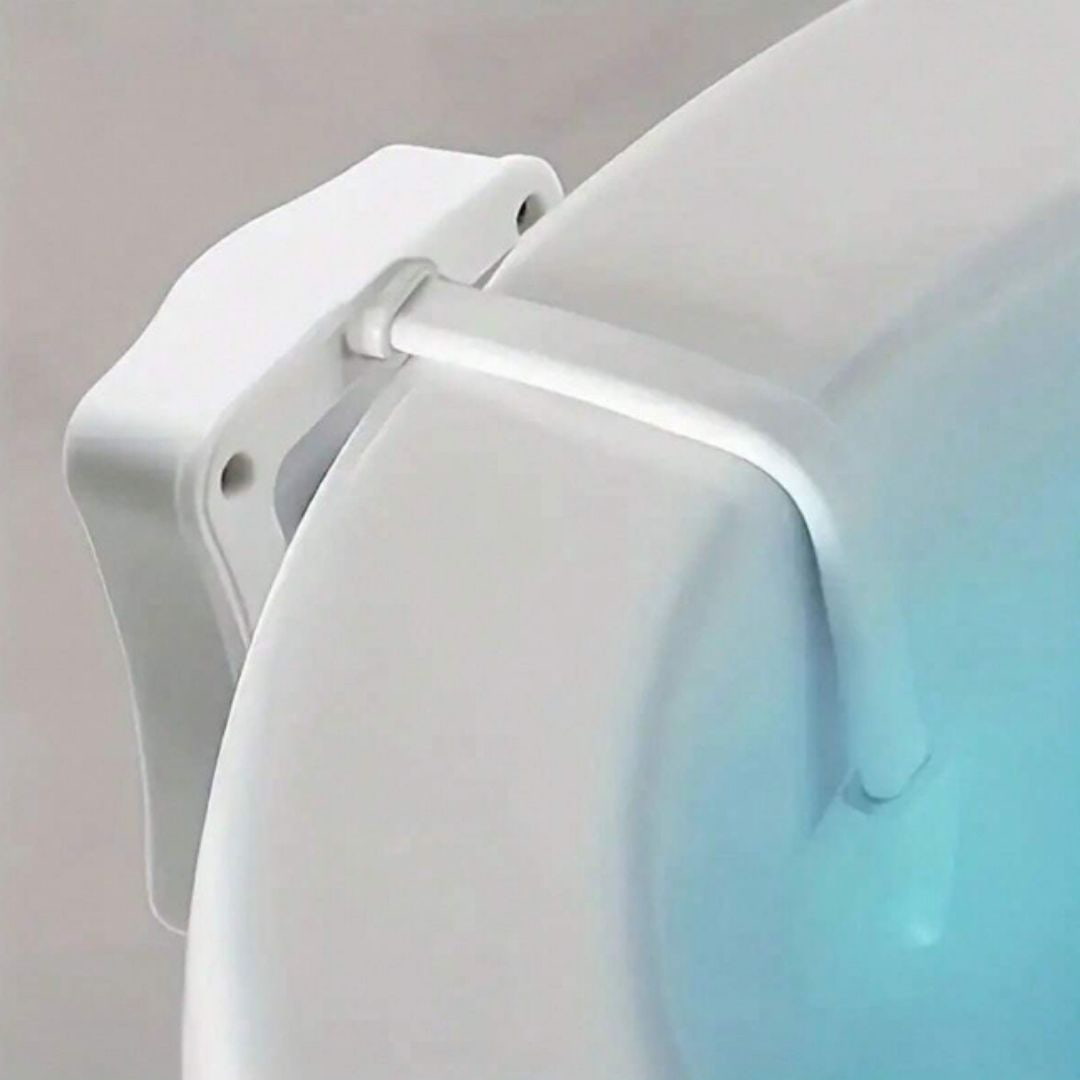 Luz LED para inodoro iluminando en color azul durante la noche
