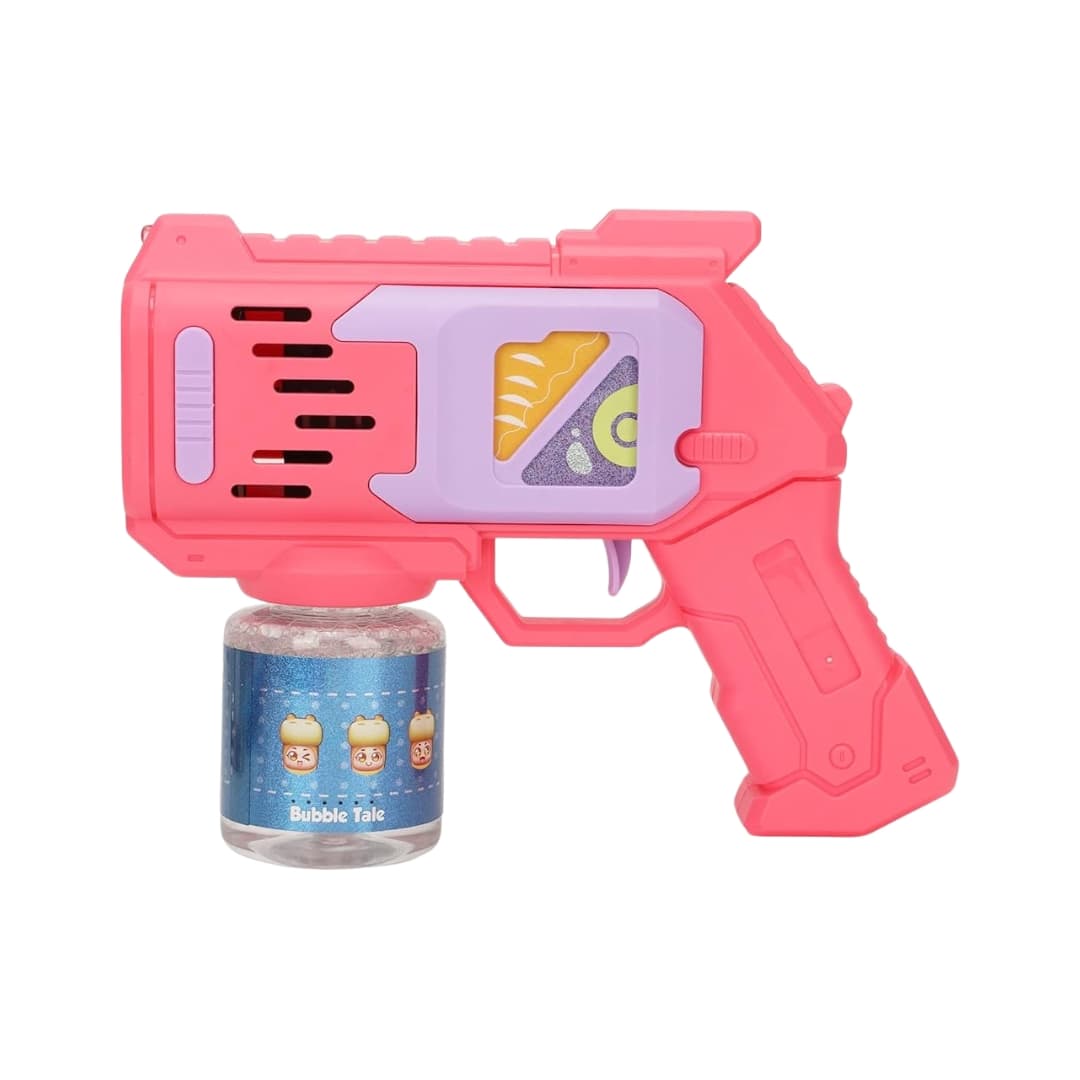 Niña pequeña jugando con la pistola rosa de burbujas al aire libre.
