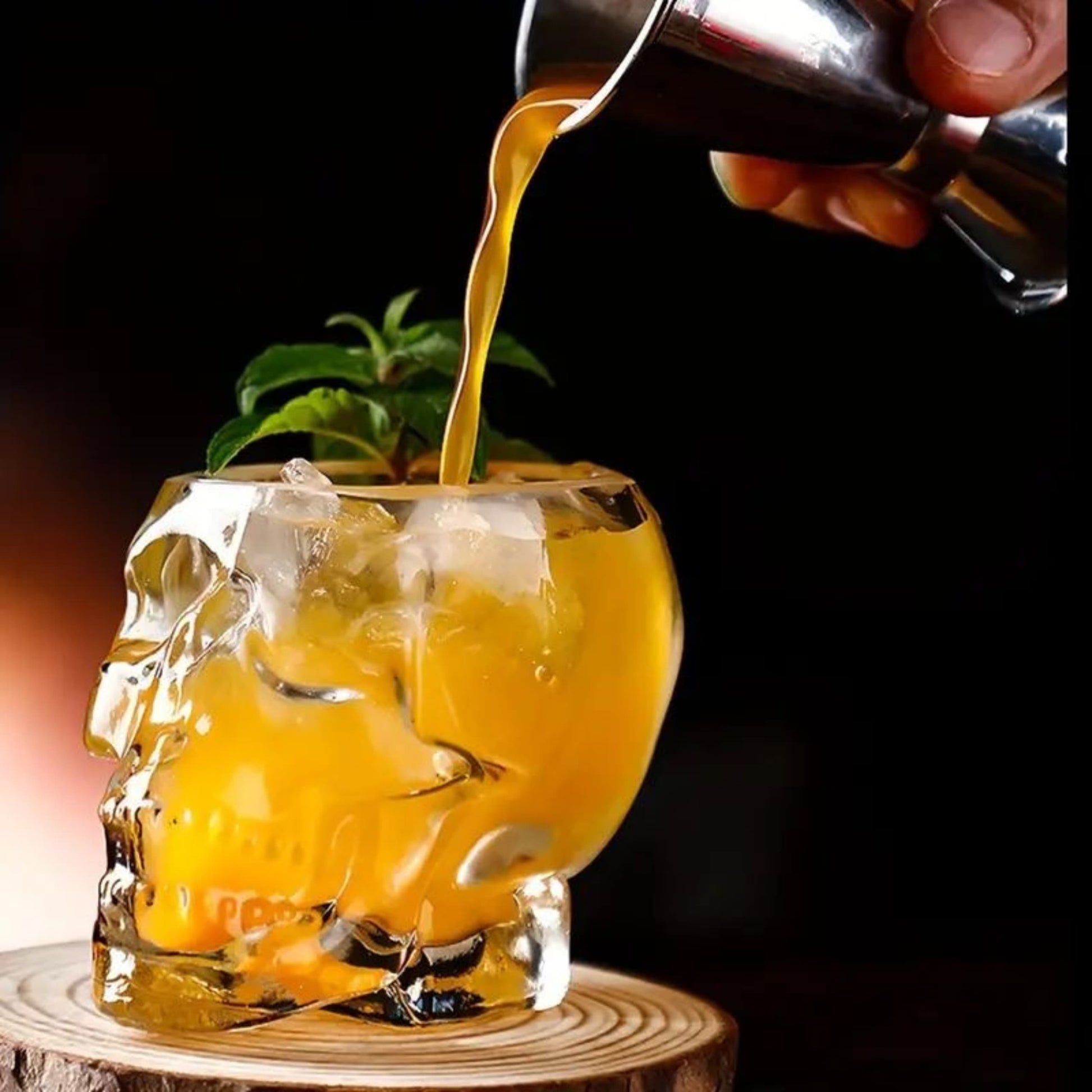 Vista lateral de vaso calavera mostrando grosor y detalles realistas