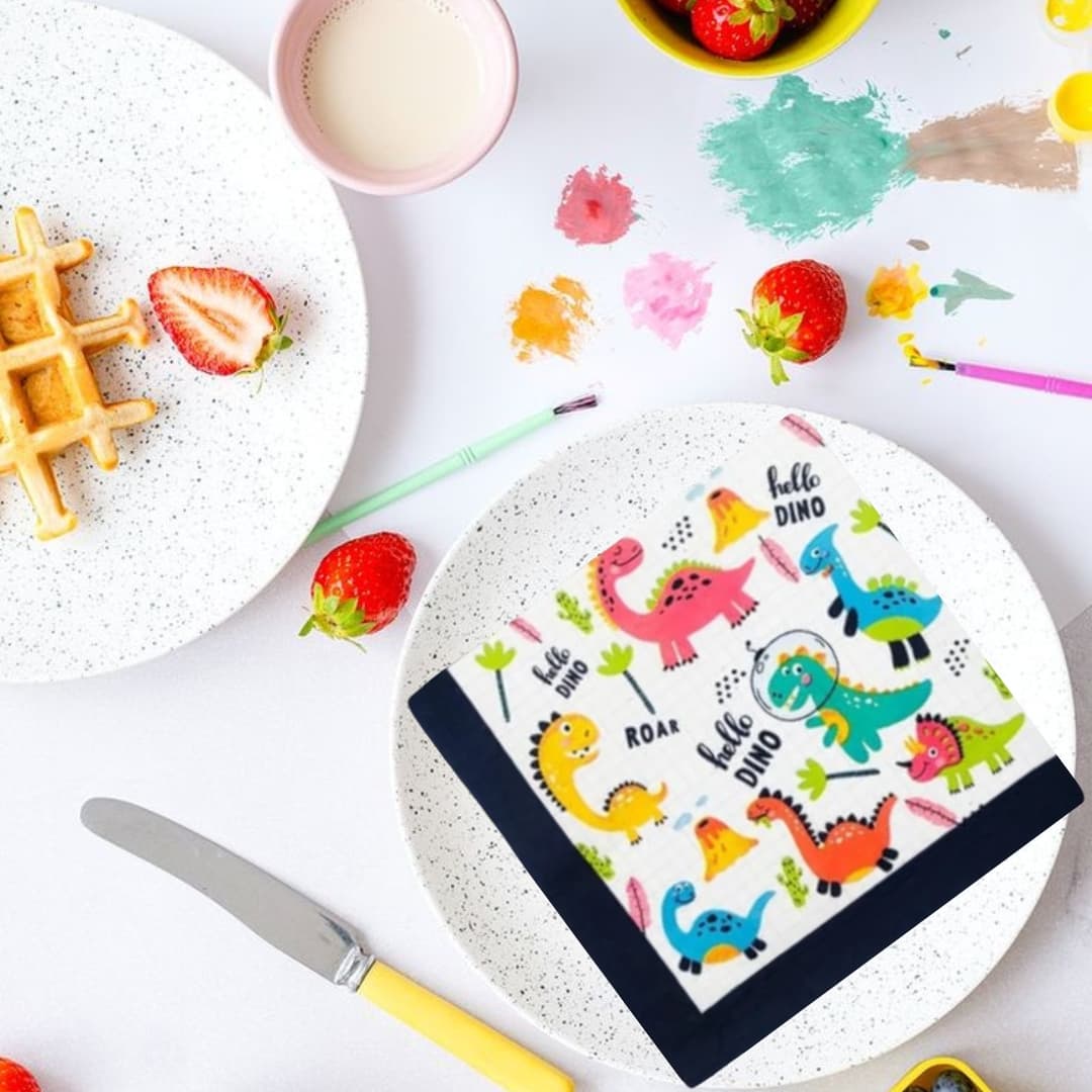 Detalle de servilleta Hello Dino plegada 16,5 cm, papel ecológico y tintas no tóxicas