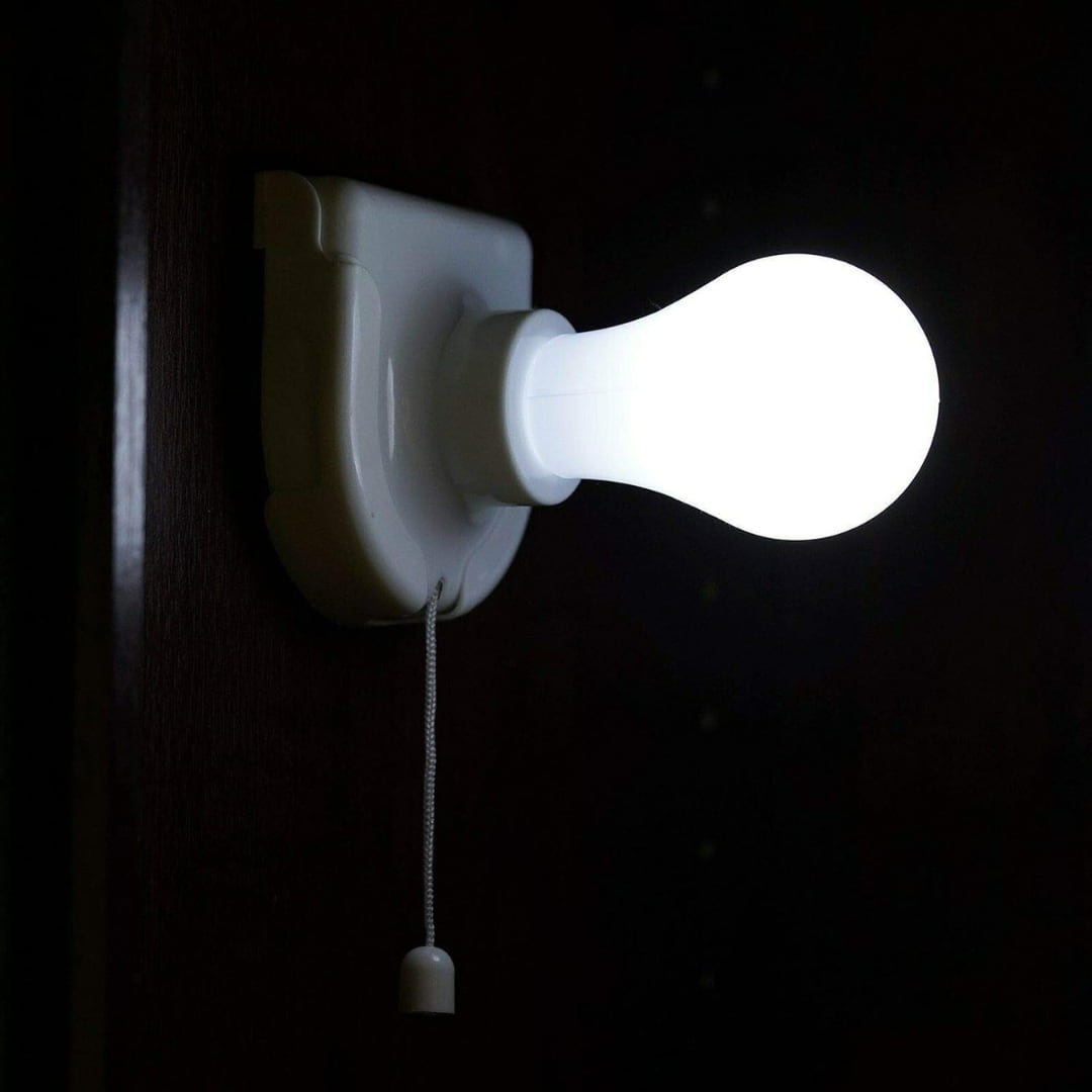 Bombilla LED Stilamp utilizada en camping como luz auxiliar