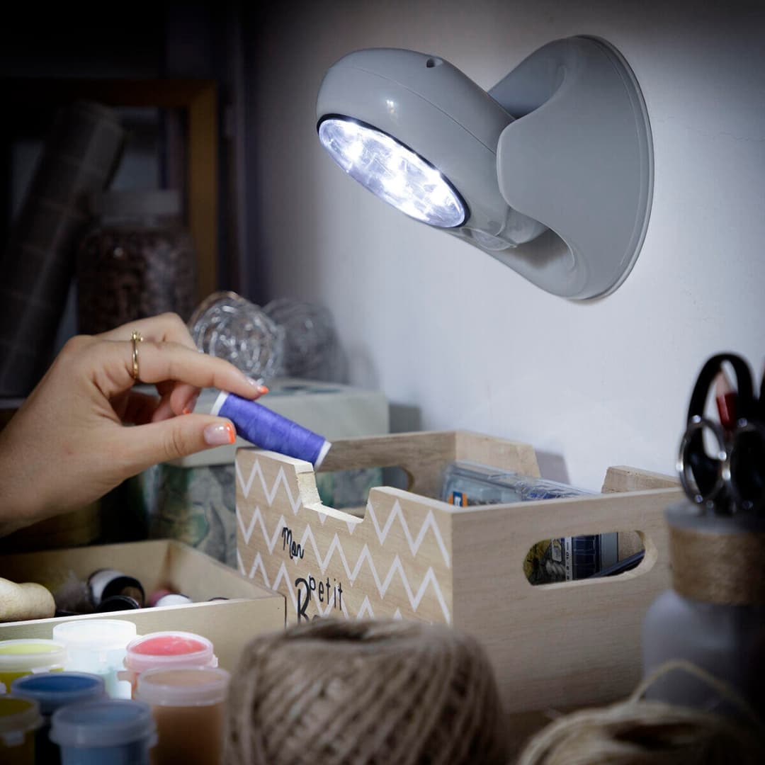 Lámpara LED con sensor de movimiento activada en garaje sin luz