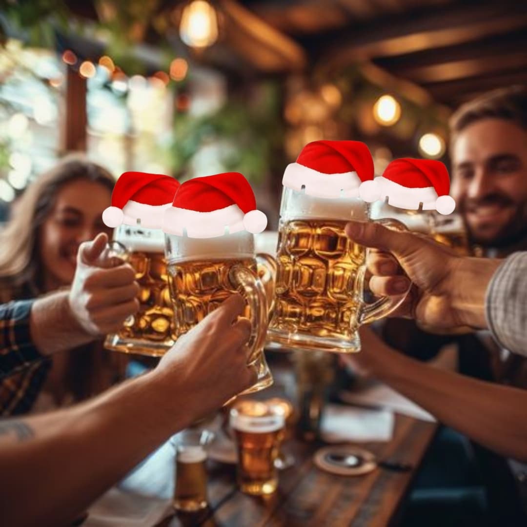 Mesa familiar navideña con mini gorros en vasos y botellas para hombres y mujeres
