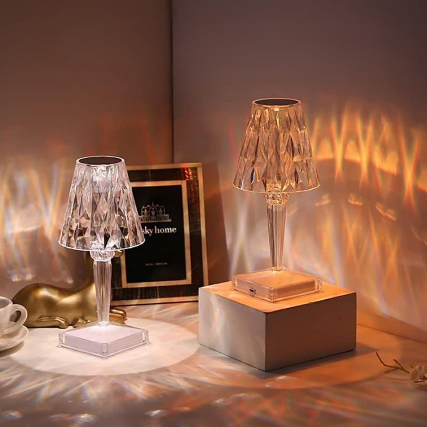 Lámpara RGB decorativa encendida junto a elementos de decoración moderna en una habitación.