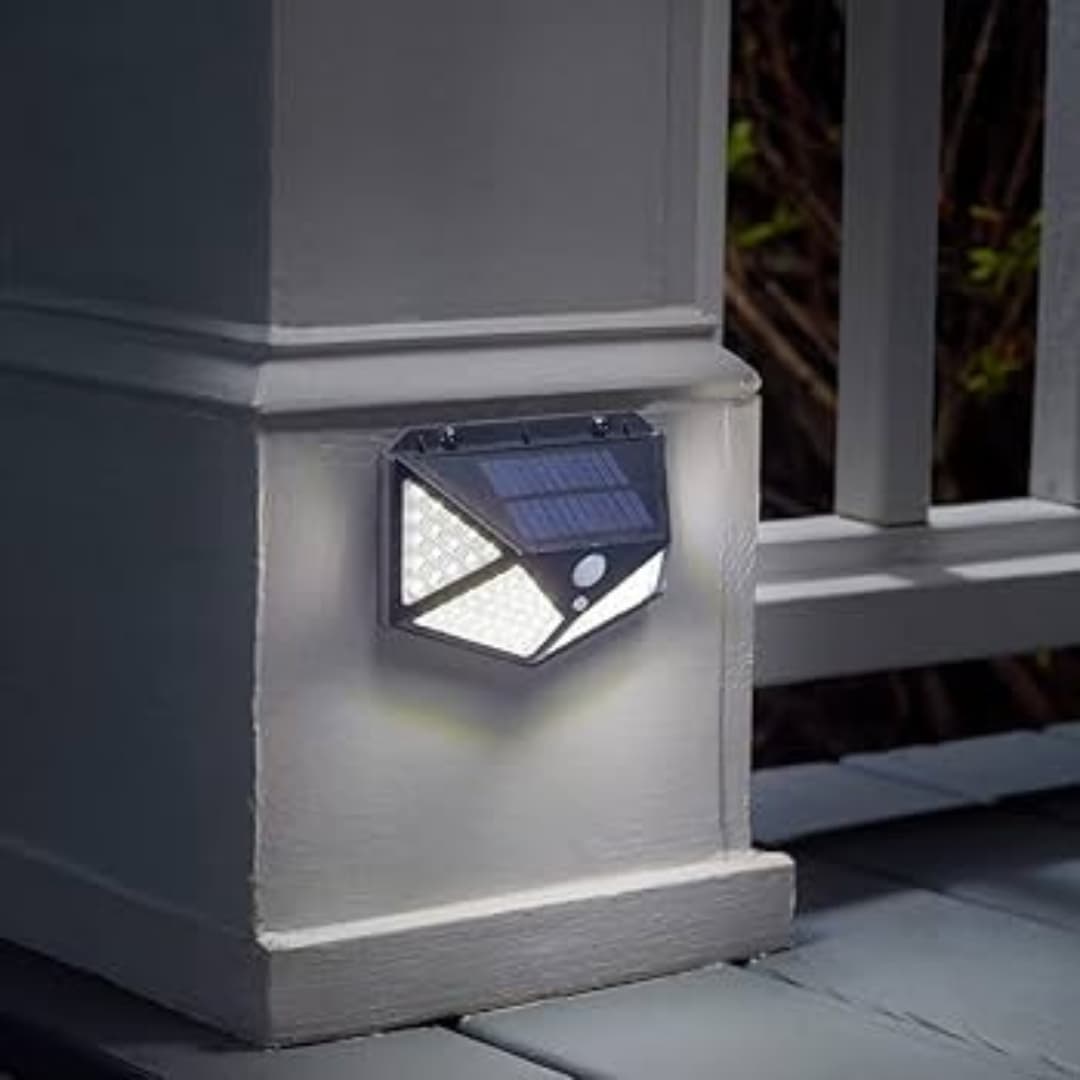 Lámpara solar LED 100 LEDs instalada en balcón con luz tenue activada