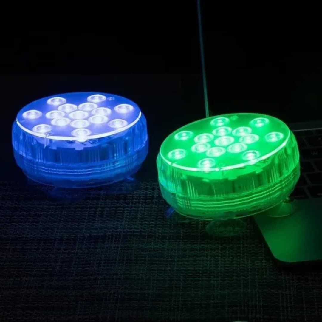 Luz LED sumergible RGB funcionando en fuente decorativa