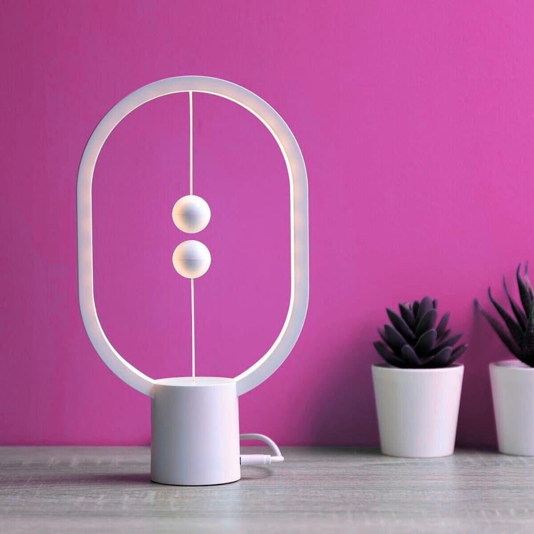 Lámpara de equilibrio con luz LED cálida en escritorio moderno de oficina