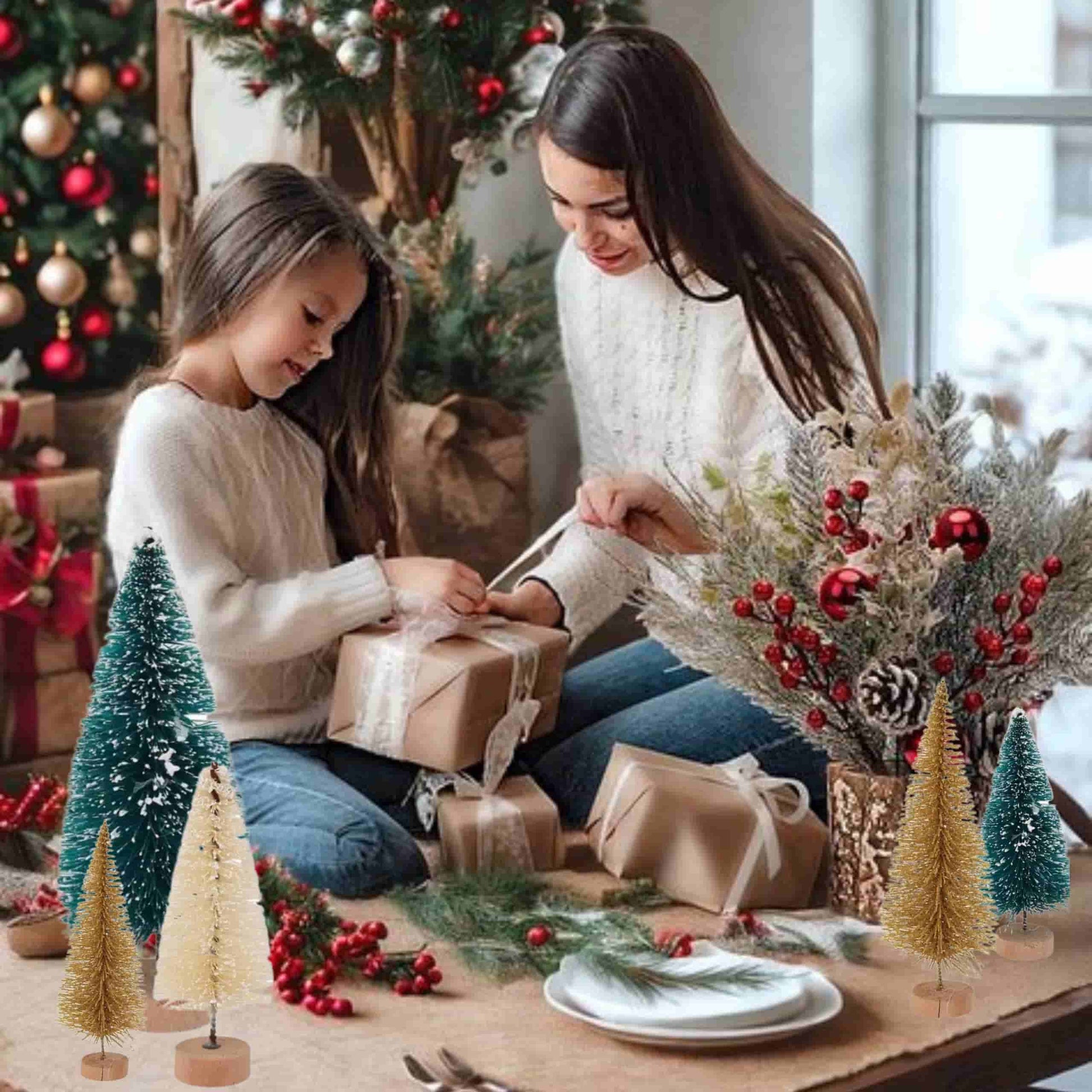 Mini abetos en mesa de oficina junto a luces y adornos festivos